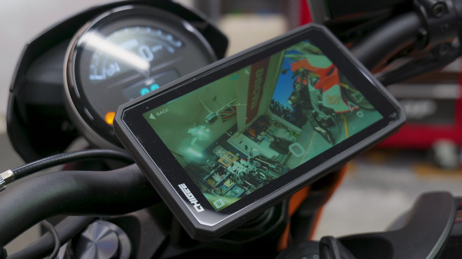 The Chigee AIO-6 head unit mounted on the Triumph Trident handlebars