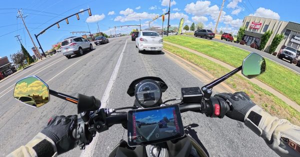 POV from a Triumph Trident in traffic showing the Chigee AIO-6 display and radar mirrors