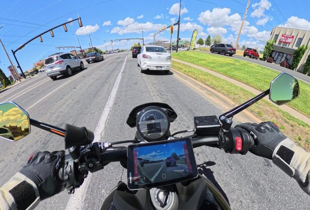 POV from a Triumph Trident in traffic showing the Chigee AIO-6 display and radar mirrors