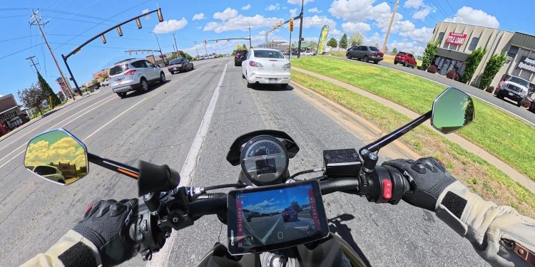 POV from a Triumph Trident in traffic showing the Chigee AIO-6 display and radar mirrors