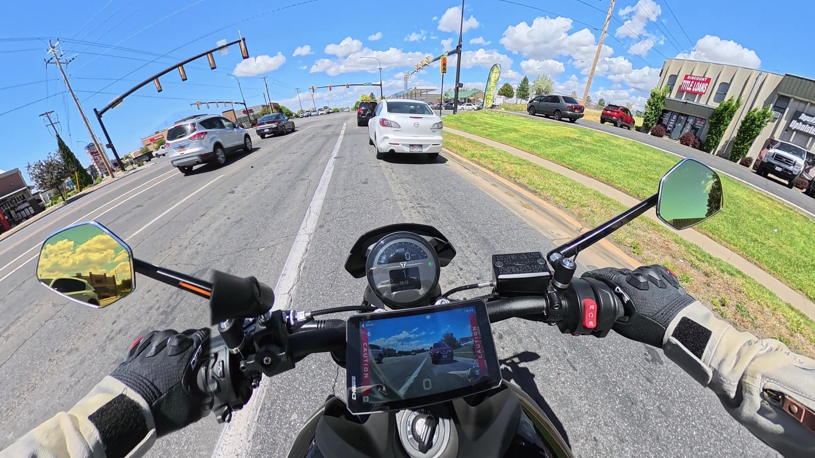 POV from a Triumph Trident in traffic showing the Chigee AIO-6 display and radar mirrors