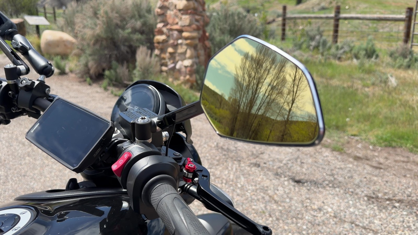 A distortion-free Chigee radar mirror mounted on the handlebar