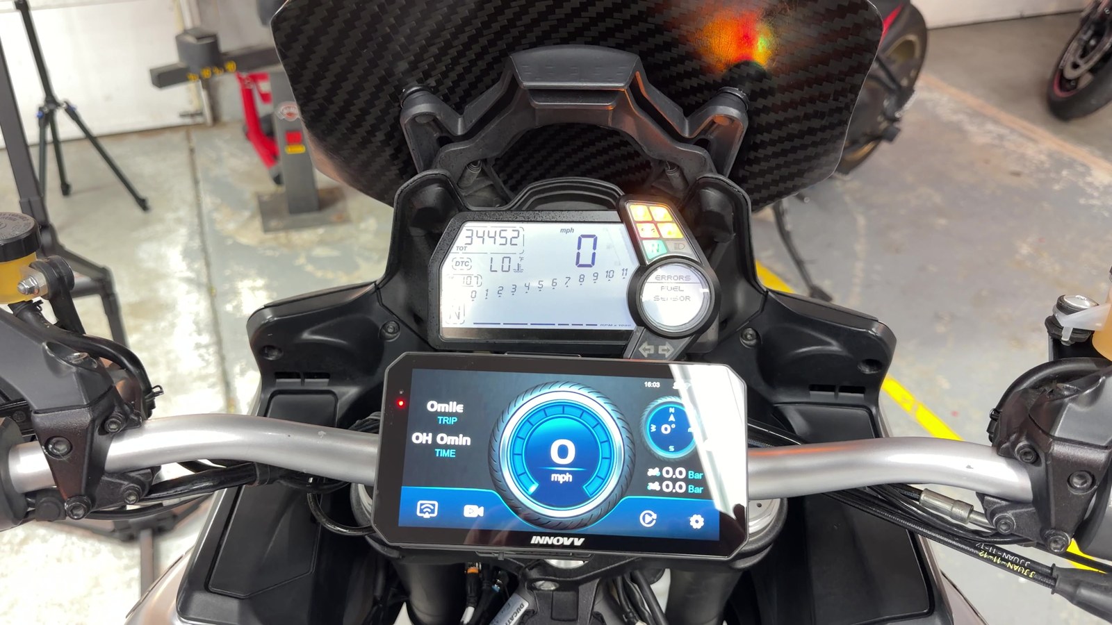 The INNOVV N3 showing its native riding dashboard with speed and rider data