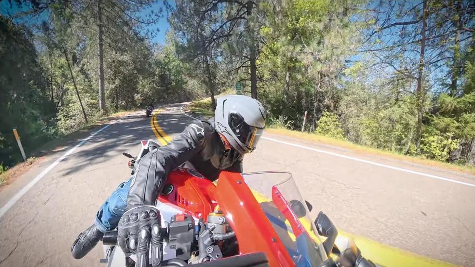 Leaning the 2026 Yamaha R7 into a canyon corner