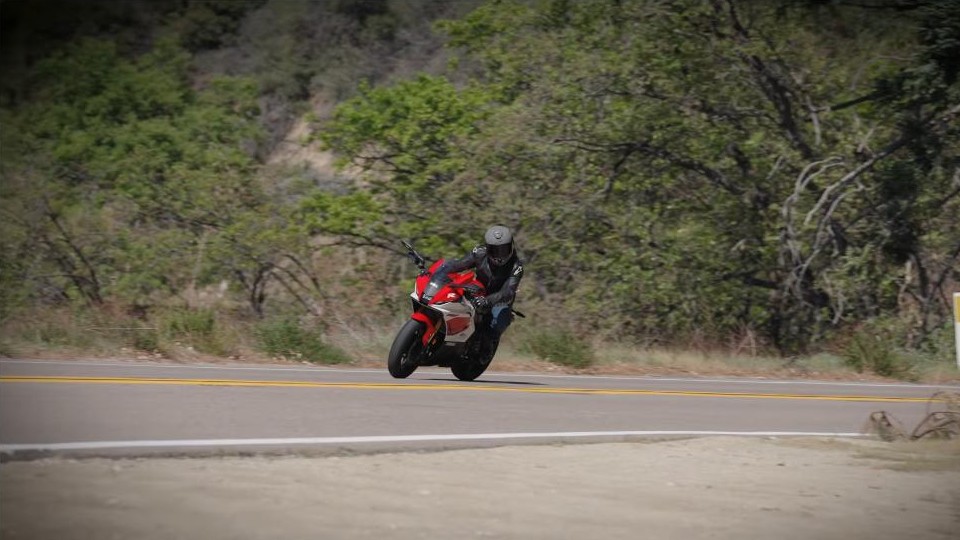 Riding the 2026 Yamaha R7 head-on through a canyon