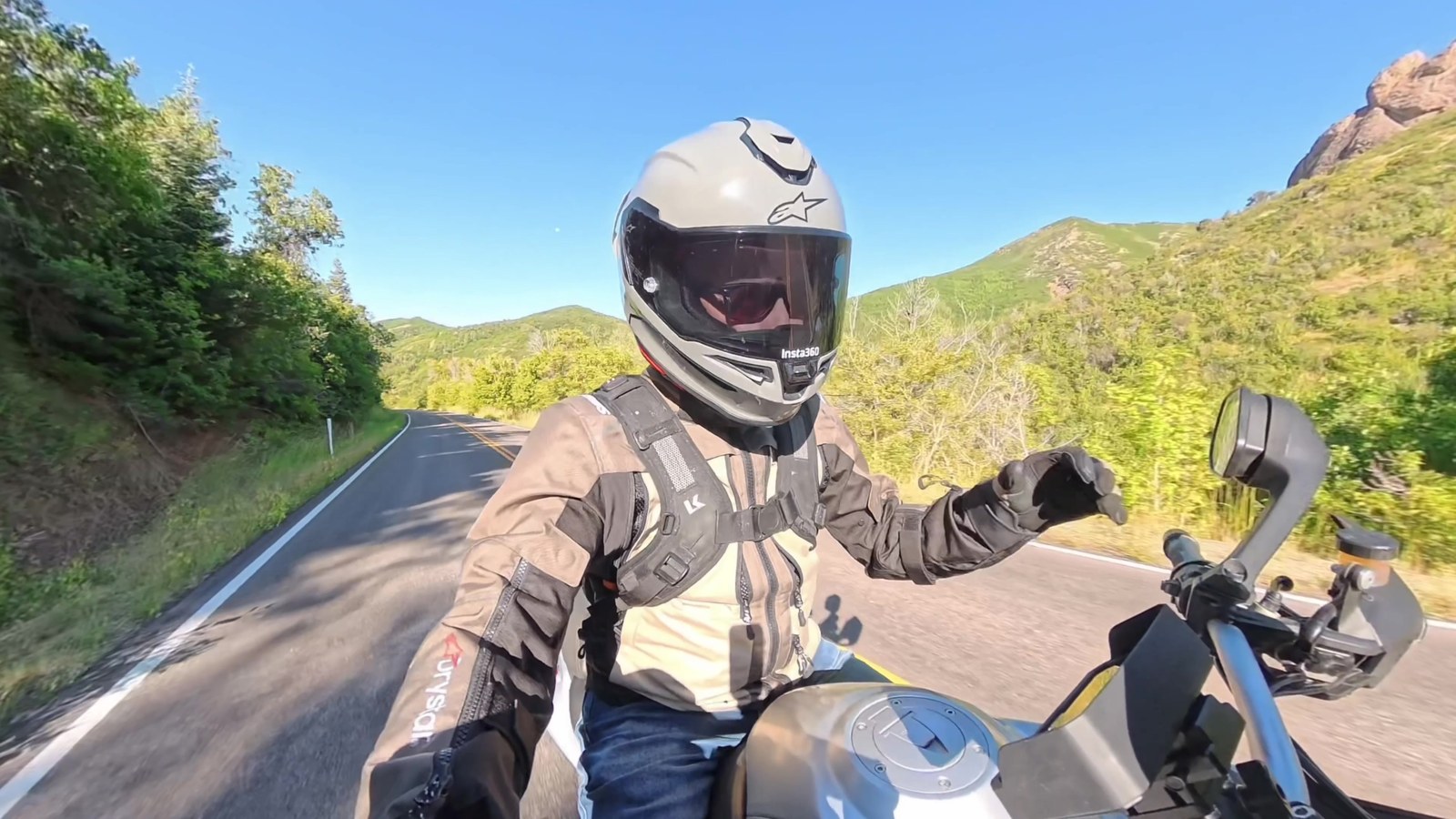 A rider on a motorcycle equipped with the INNOVV N3 on a canyon road