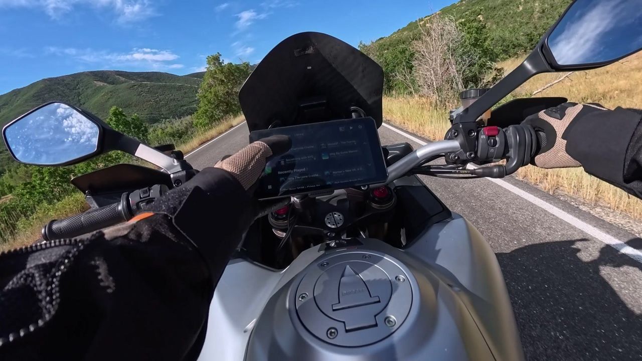 Settings, units, headset, GPS. Works fine with gloves on
