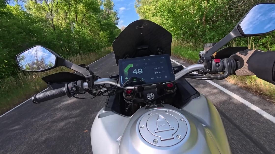 The native RN OS screen: big speed readout, the green speed arc, voltage, and TPMS slots on the right