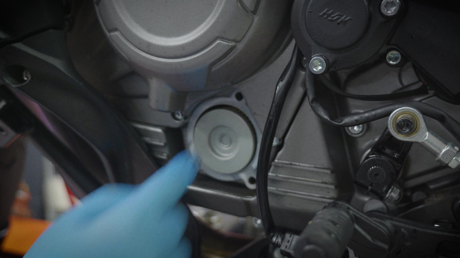 Reinstalling the oil filter cover on the X-Cape 1200