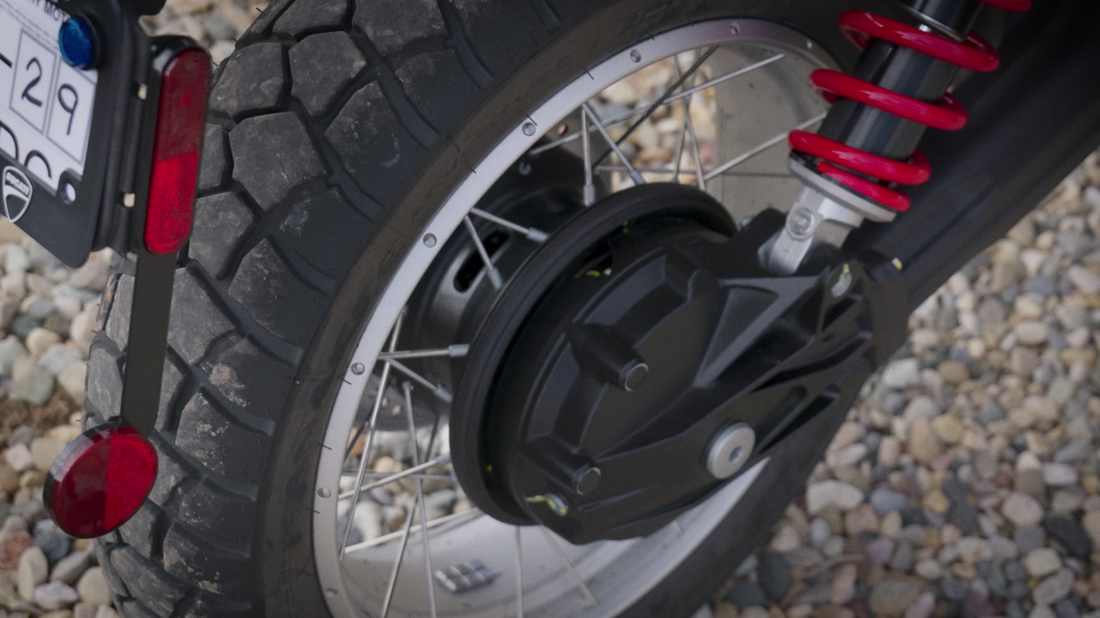 Tubeless spoked wheels survive the hidden pothole better than cast.